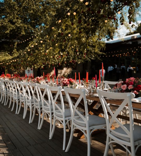 wedding-table-arrangement-outdoors
